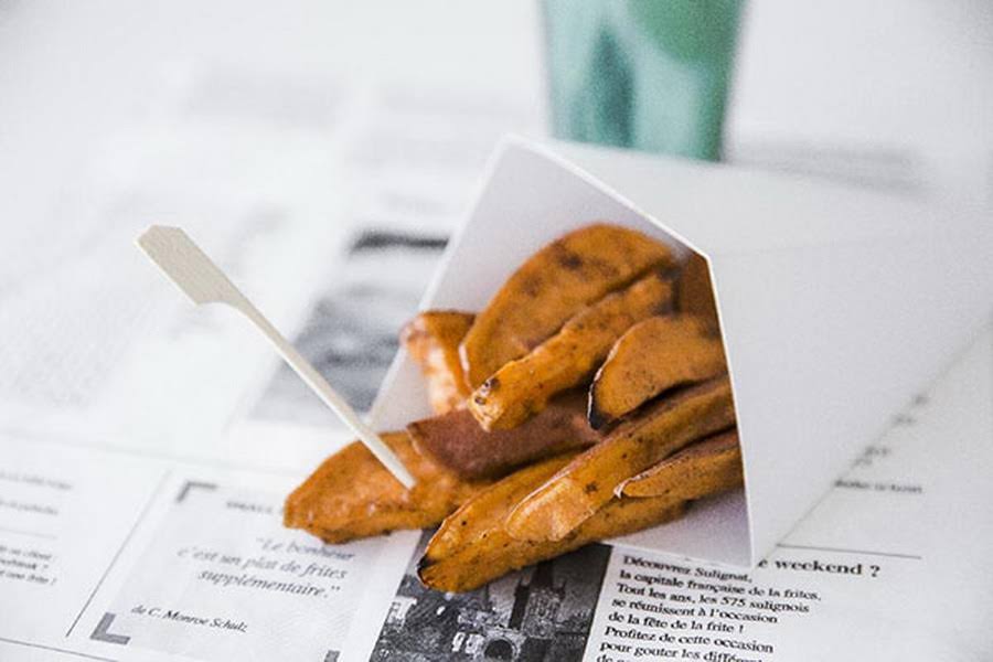 Kraft Paper Cones with Dipping Sauce L8553