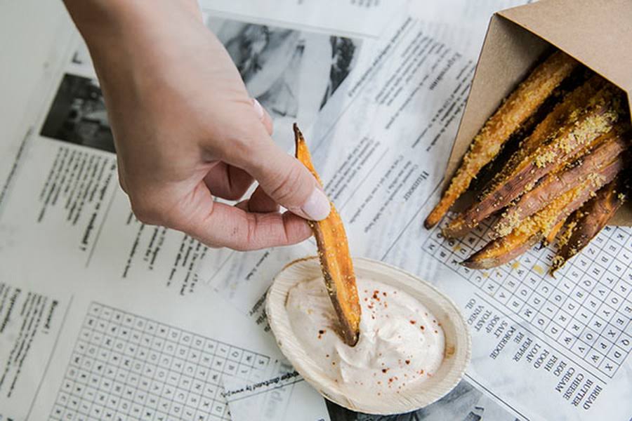 Kraft Paper Cones with Dipping Sauce L8553